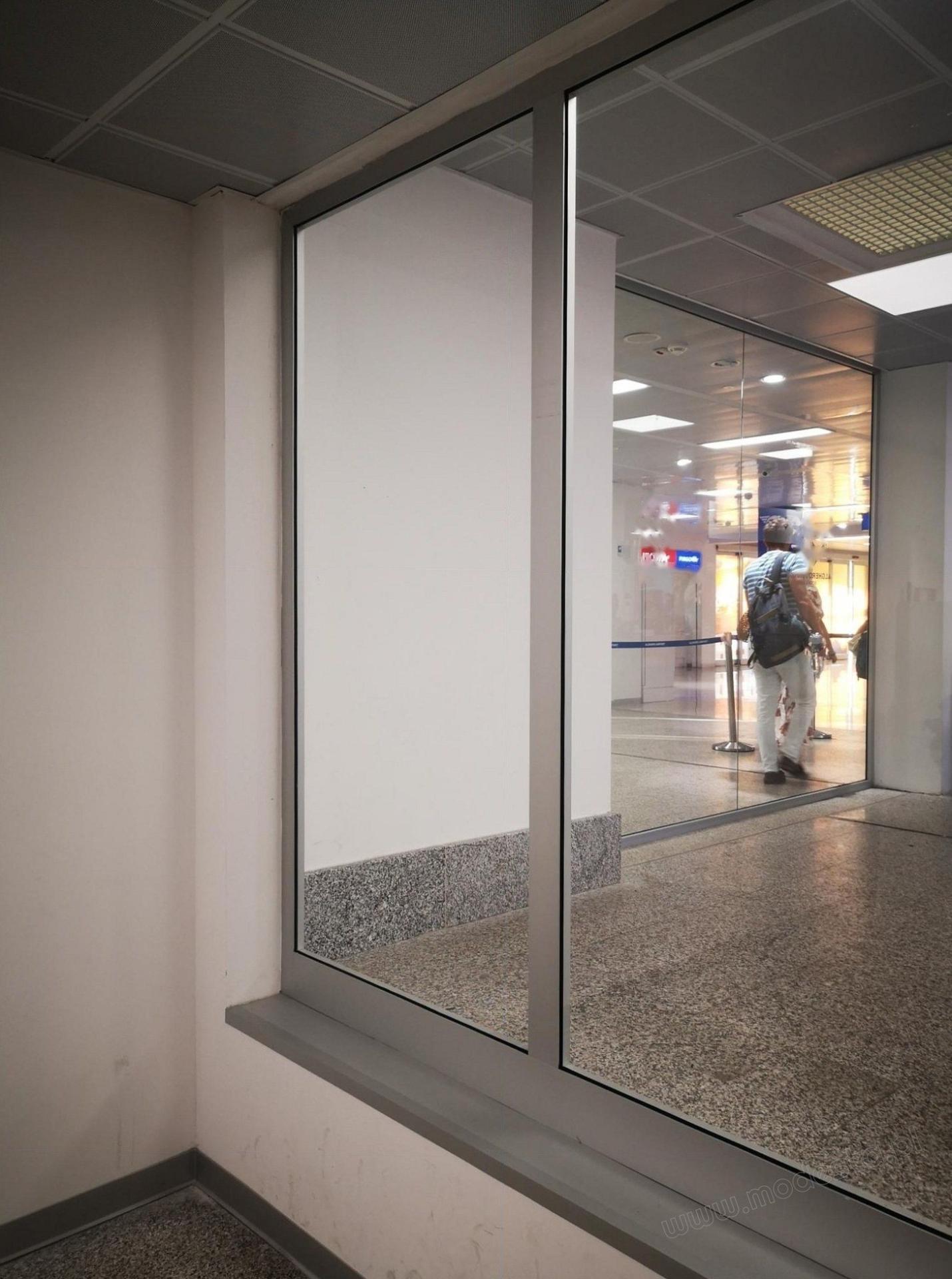 Aluminiowa ścianka przeszklona w hali obiektu użyteczności publicznej
